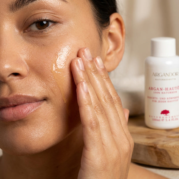 Coffret comprenant une huile pour la peau à l'argan, 100 ml, et une crème de soin à l'argan, 50 ml