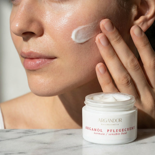 Coffret comprenant une huile pour la peau à l'argan, 100 ml, et une crème de soin à l'argan, 50 ml