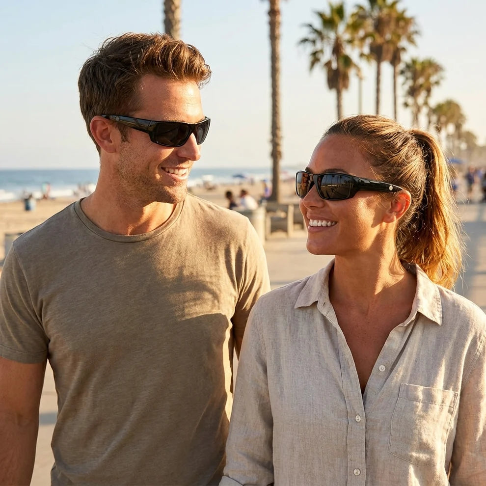 Paar mit HD Polar View Sonnenbrille am Strand