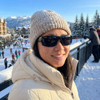 Frau mit HD Polar View Sonnenbrille im Schnee