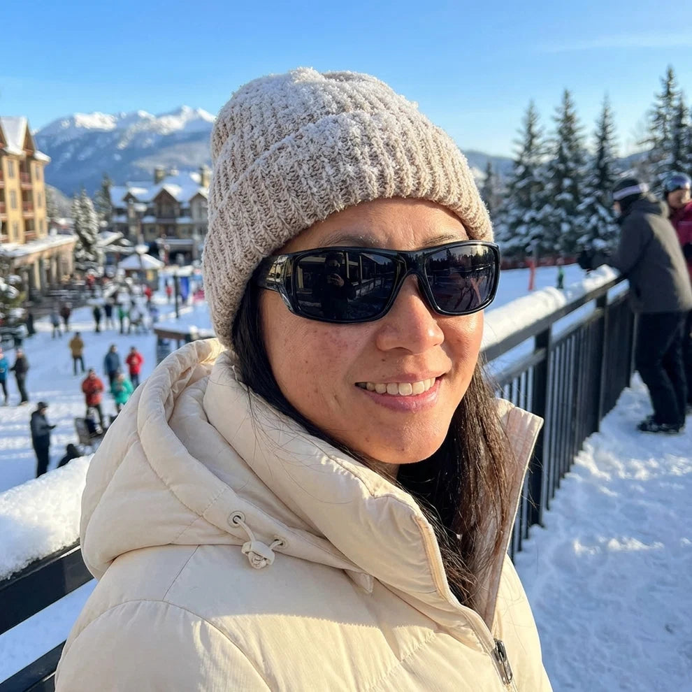 Frau mit HD Polar View Sonnenbrille im Schnee