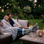 Ein Paar auf einer Gartenlounge mit Kuschelsocken