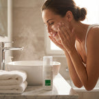 Frau verwenden den Cell-1 Cleansing Foam in Ihrem Badezimmer