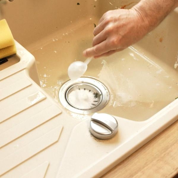 Drainfree Pure100 in den Abfluss schütten