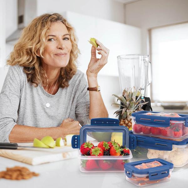 Frau mit Livington Flex & Fresh Frischhaltedosen