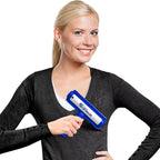 Frau entfernt Haar auf ihrem Shirt mit dem Starlyf fur Roller