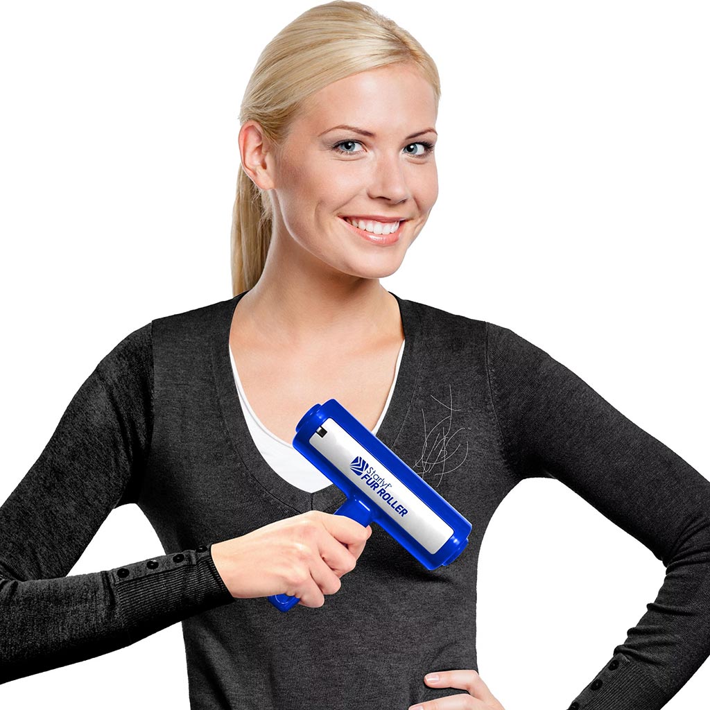 Frau entfernt Haar auf ihrem Shirt mit dem Starlyf fur Roller