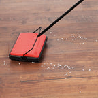 Balai manuel pour tapis, rouge