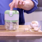 Livington 3 Seconds Chopper hackt Knoblauch