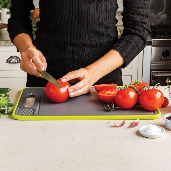 Tomaten schneiden mit dem Livington FrostAway Schneidbrett