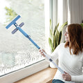 Frau reinigt ihre Fenster mit dem Livington Window Buddy Fensterreinigungssystem