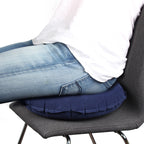 Frau sitzt auf dem Vital Comfort Ringkissen