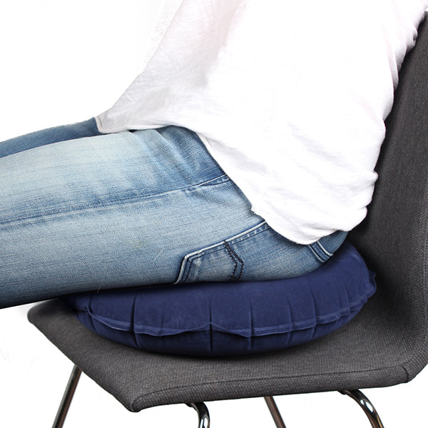 Frau sitzt auf dem Vital Comfort Ringkissen